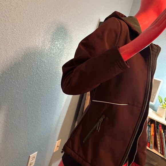 New Balance Women's Dark Brown/ burgundy Utility Jacket - Picture 3 of 8